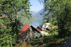 10h46 - Dans la descente une vue sur le lac du barrage deVerney