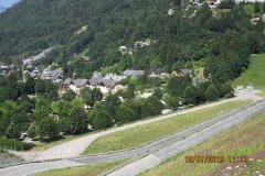 Le village d'Allemond au pied du barrage