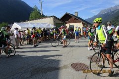 9h06 - Dans la montée du col de la Croix de Fer....le premier ravitaillement au Rivier d'Allemont après 22km et + 534m