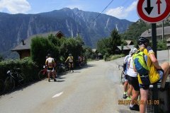 La chaleur a rendu cette montée TRES difficile  (certains mettent les pieds dans les fontaines)