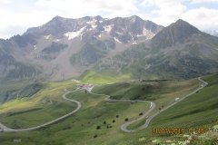 Devant moi la descente vers le col du Lautaret (2.058m)