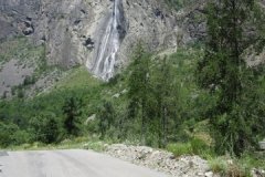 La cascade de la Pisse vue de la route de secours