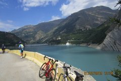 Midi 37 - pause sur la route au milieu du lac de Chambon