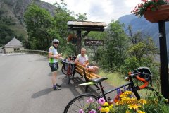 Midi 57 - Début de la montée du col de Sarenne par une rude côte jusque Mizoen