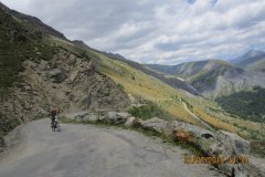 14h19 - Une heure  trente après....la route s'élève au-dessus de la vallée de Ferrand après des passages à 15%