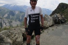 14h20 - Gérard au col de Sarenne (1.999m) après une ascencion de plus de 1.000 mètres.... : les 16km en 1h33 - moyenne 10,3km/h