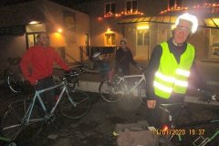 18h30 - La réunion se termine...en vrais Cyclos Guillaume Lasfeld et son épouse rentrent avec les enfants en vélo.... avec les autres mordus de la Petite Reine : Pierre Valois et Jérôme Minatel...bien équipés en signalisation pour la nuit