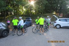 8h03 - Parking du château - La Petite Pierre - les 21 V.V.V. présents se préparent : Jérome Minatel, Michel Villemin, Francis Roch.....