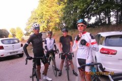 Autre photo : Denis Léonet auréolé de son succès à l'Etape du Tour...(en 7h05,) Dominique Perret...."le Toujours Plus"...Claude Petitdemange avec son vélo de substitution...Bernard Guérard...qui veut digérer l'Etape du Tour