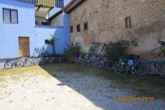 13h52 - Les vélos nous attendent sagement à l'ombre....(ils ne le savent pas....ils y resteront encore une heure....)